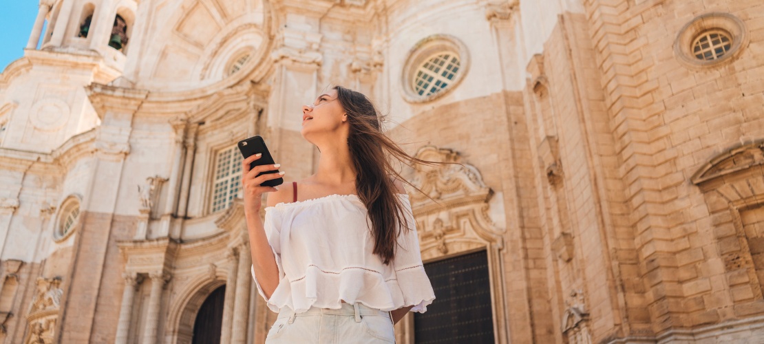 Turista na Catedral da Santa Cruz em Cádiz, Andaluzia