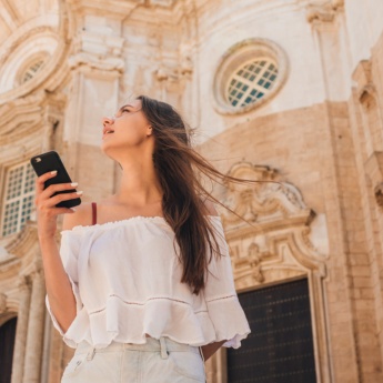 Turista na Catedral da Santa Cruz em Cádiz, Andaluzia