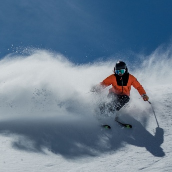 Skifahrer bei der Abfahrt auf den Pisten der Sierra Nevada in Granada, Andalusien