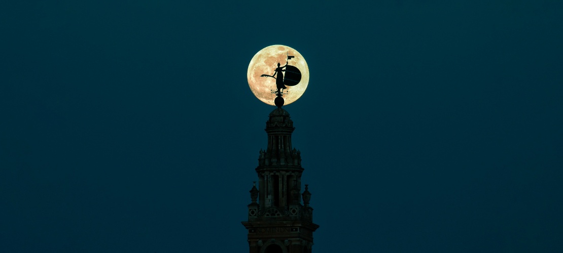 Sagoma della Giralda con la luna piena a Siviglia, Andalusia