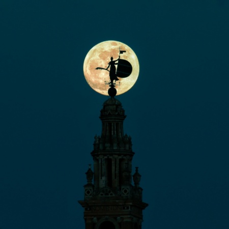 Silhueta da Giralda com a lua cheia em Sevilha, na Andaluzia