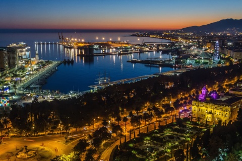 Vista de Málaga à noite 