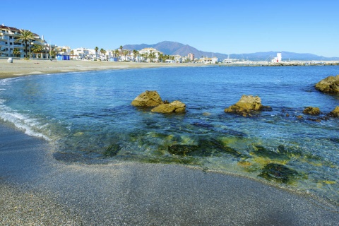 Strand La Duquesa in Manilva (Málaga, Andalusien)