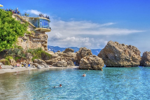 Balcón de Europa y Playa Caletilla, en Nerja (Málaga, Andalucía)