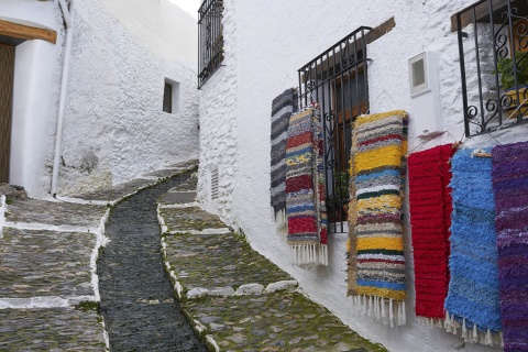 Une rue typique de Pampaneira (province de Grenade), décorée d’étoffes traditionnelles de La Alpujarra