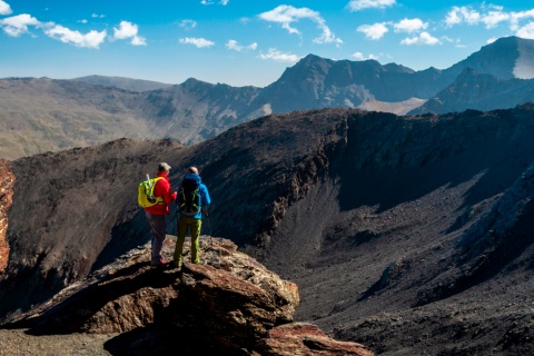 Excursionistas en las montañas de Sierra Nevada en Granada, Andalucía