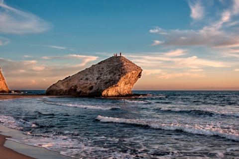 Coucher de soleil sur la plage de Monsul dans le parc naturel de Cabo de Gata, Almería, Andalousie