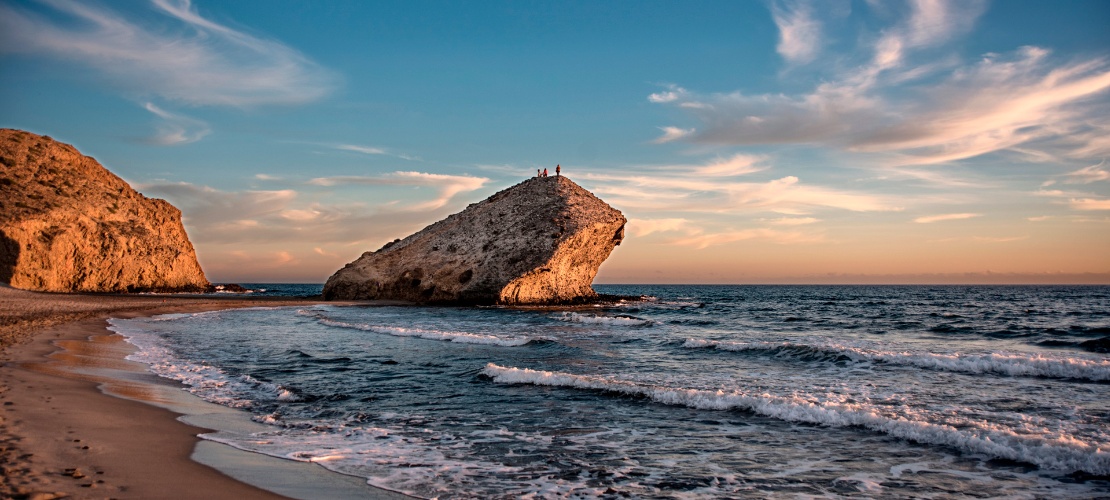 Pôr do sol na praia de Mónsul, no Parque Natural Cabo de Gata, em Almeria, Andaluzia