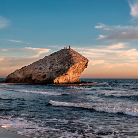 Sonnenuntergang am Strand von Mónsul im Naturpark Cabo de Gata, Almería, Andalusien