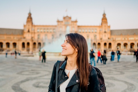 Jeune fille en train de visiter la Plaza España de Séville