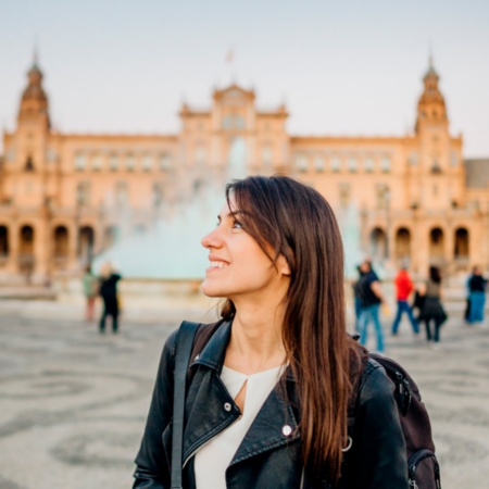 Moça visitando a Plaza España em Sevilha