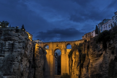 Nocny widok słynnego mostu Puente Nuevo w Rondzie, Malaga (Andaluzja)