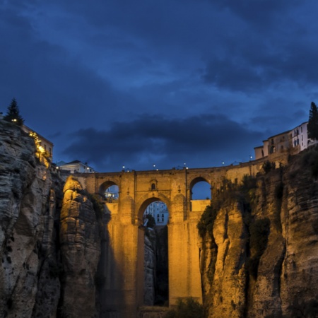 Veduta notturna del famoso Ponte Nuovo di Ronda, a Malaga (Andalusia)