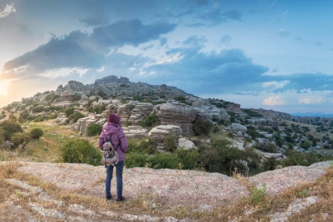 Persona mentre contempla il Torcal di Antequera a Malaga, Andalusia