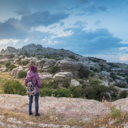 Persona mentre contempla il Torcal di Antequera a Malaga, Andalusia