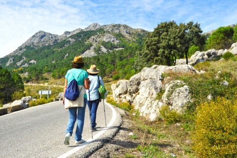 Turisti che si godono la vista del Parco Naturale della Sierra de Grazalema a Cadice, Andalusia