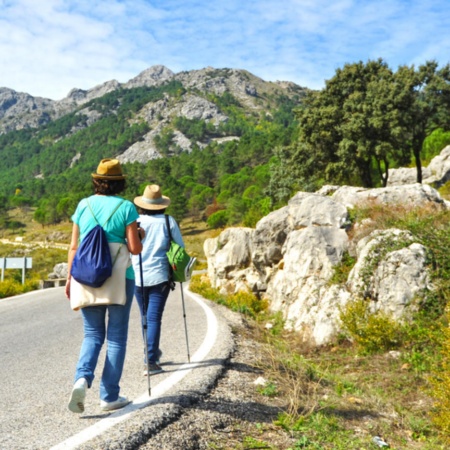 Touristen genießen die Aussicht im Naturpark Sierra de Grazalema in Cadiz, Andalusien.