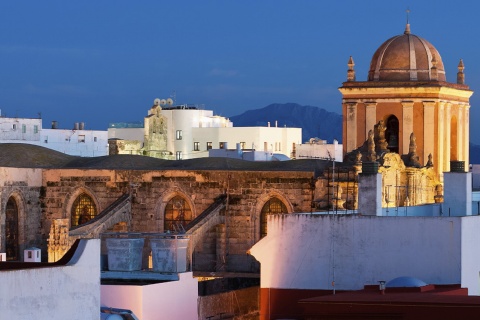 Die Pfarrkirche San Mateo über den Dächern von Tarifa (Cádiz, Andalusien)