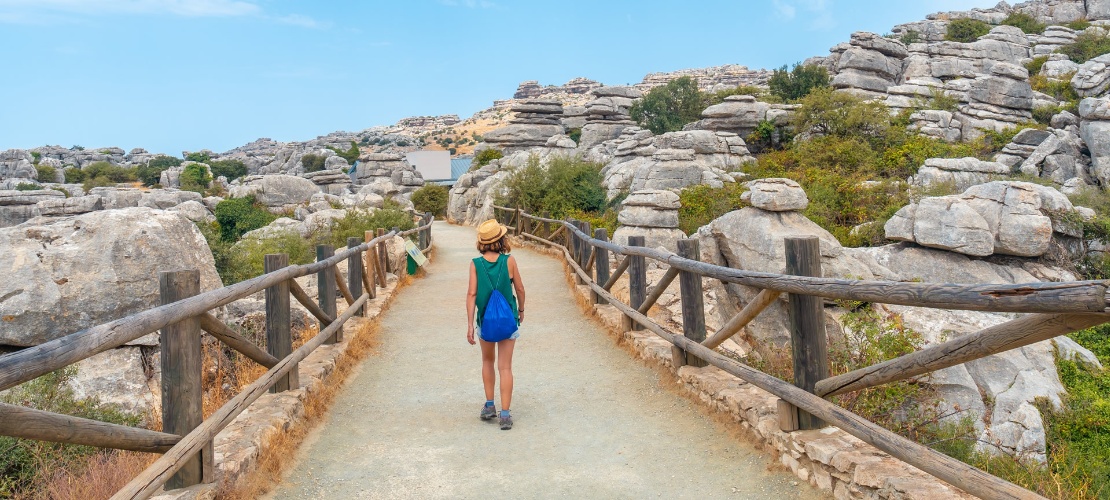 Tourist in der Karstlandschaft Torcal de Antequera in Málaga