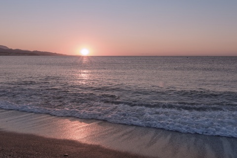 Zachód słońca na plaży w Torre del Mar (prowincja Malaga, Andaluzja)