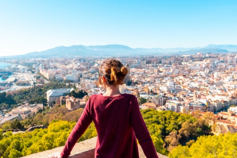 Turista che ammira la città di Malaga dal castello di Gibralfaro, Andalusia