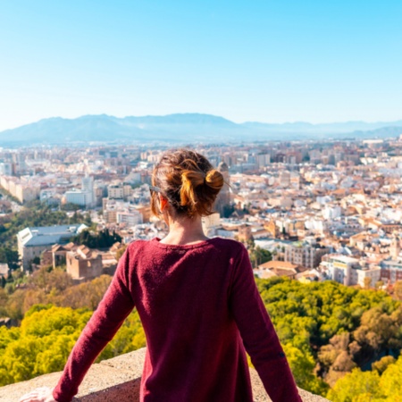 Un touriste contemple la ville de Malaga depuis le château de Gibralfaro, Andalousie