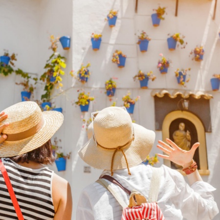 Touristen in der Stadt Córdoba, Andalusien