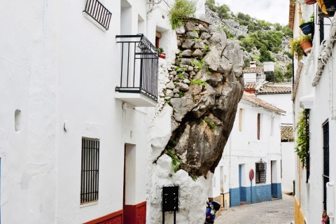 La maison surnommée « Peñón de la Becerra » à Ubrique (province de Cadix, Andalousie)