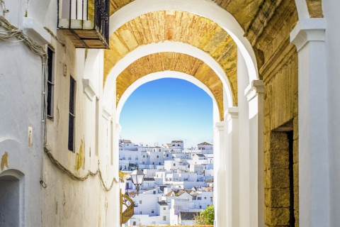 Typische Straße und Panoramablick auf Vejer de la Frontera (Cádiz, Andalusien)