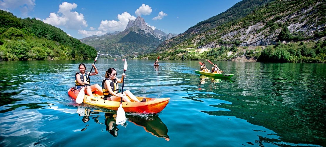 Lanuza reservoir and sports tourism in Sallent de Gállego. Huesca