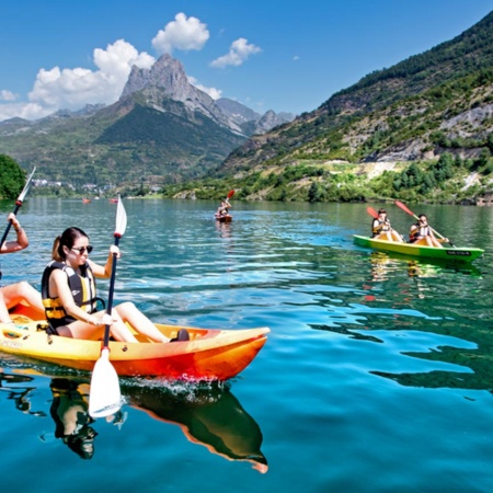 Lanuza-Stausee und Sporttourismus in Sallent de Gállego. Huesca