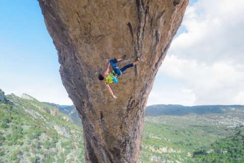 Touristen beim Klettern in der Umgebung von Rodellar in Huesca, Aragón