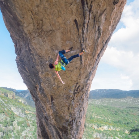 Turista escalando en el entorno de Rodellar en Huesca, Aragón