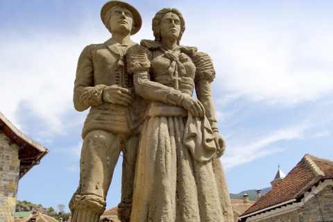 Escultura ao traje tradicional ‘chesco’, em Hecho (Huesca, Aragão)