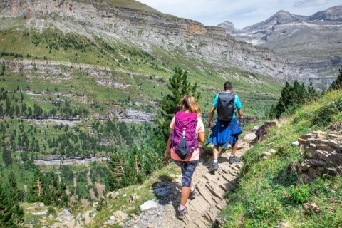 Osoby spacerujące w Parku Narodowym Ordesa y Monte Perdido w Huesce w Aragonii