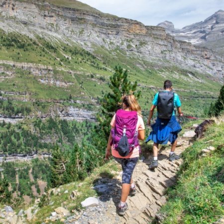 Wanderer im Nationalpark Ordesa y Monte Perdido in Aragonien