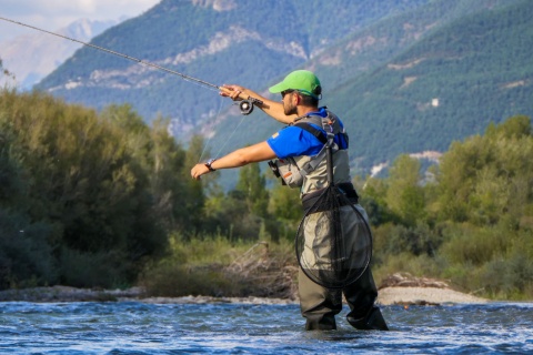 Turista practicando la pesca en el río Gállego en Huesca, Aragón