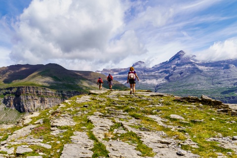 Turistas haciendo senderismo en el Parque Nacional de Ordesa y Monte Perdido en Huesca, Aragón