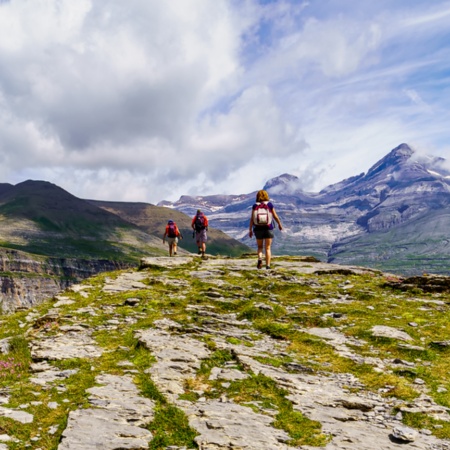 Tourist beim Wandern im Nationalpark Ordesa y Monte Perdido in Huesca, Aragonien