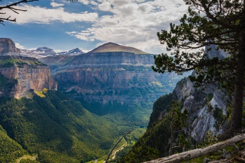 Vue d’Ordesa et du Mont-Perdu dans le parc national du même nom. Huesca