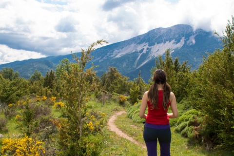 Osoba podziwiająca otoczenie na szlaku «Camino Natural» w regionie Hoya de Huesca, Aragonia