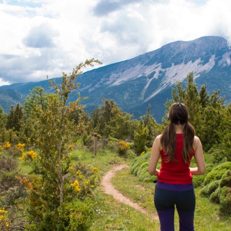 Wanderer betrachtet die Umgebung auf dem Camino Natural in Hoya de Huesca, Aragonien