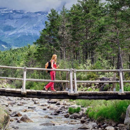 Senderista en Ainsa, Aragón