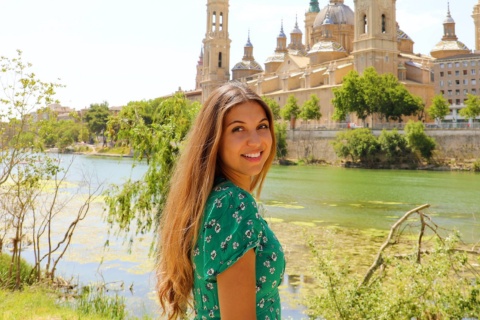 Turista en el paso del río Ebro por la ciudad de Zaragoza, Aragón