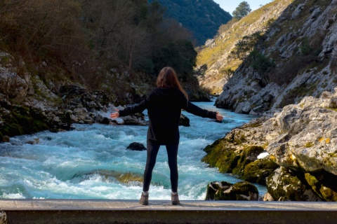 Une jeune fille contemple la rivière Cares dans les Asturies