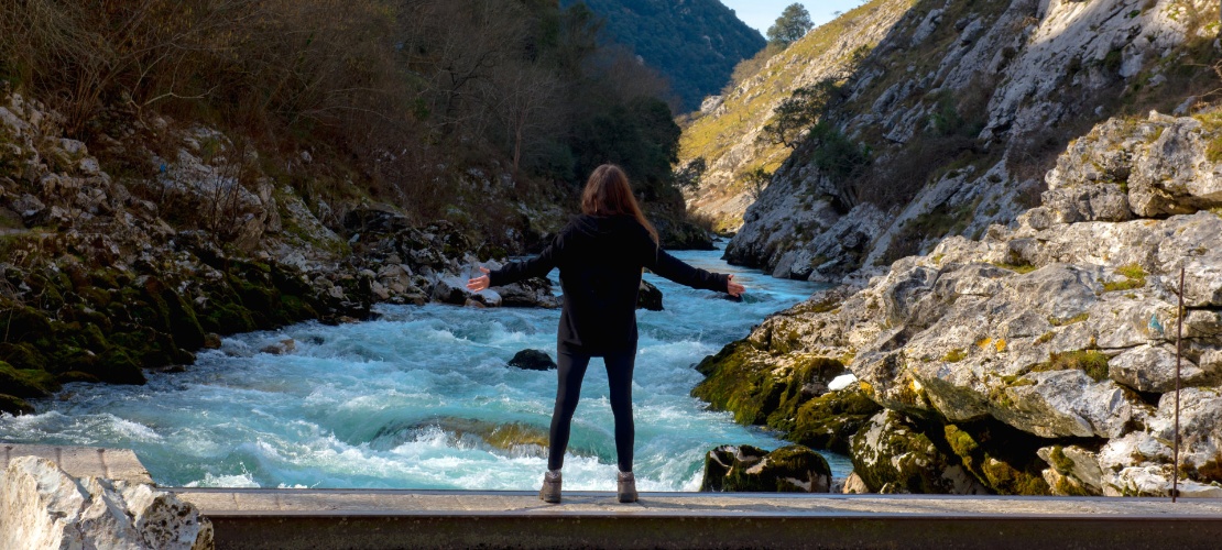 Giovane che ammira la vista sul fiume Cares nelle Asturie