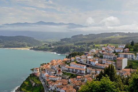 Vista de Lastres com o mar e os Picos de Europa ao fundo. Astúrias