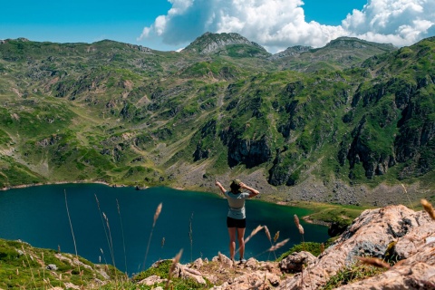 Une personne regardant le lac Calabazosa dans le parc naturel de Somiedo