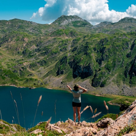 Une personne regardant le lac Calabazosa dans le parc naturel de Somiedo