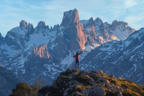 Turista contemplando el Naranjo de Bulnes, Asturias